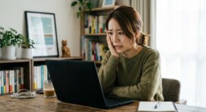 LCCのセール価格が安すぎて安全性に疑問を持つ旅行検討中の女性