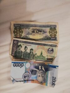ベットの上にあるわずかなキープの紙幣