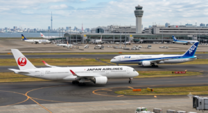 羽田空港でJALエアバスA350とANAボーイング787がタキシングしている様子