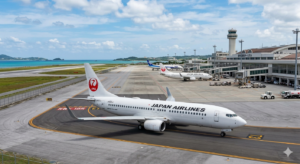 那覇空港でJALボーイング737がタキシングしている画像