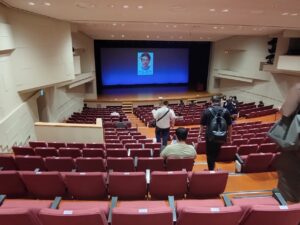 烏山区民センターの座席からステージを見た遠方からの画像