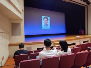 烏山区民センターの座席からステージを見た画像