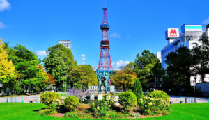 札幌のシンボル・緑あふれる大通公園とさっぽろテレビ塔