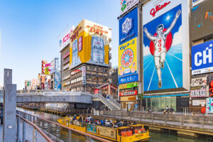 大阪の定番観光スポット・道頓堀川と巨大看板が並ぶ街並み