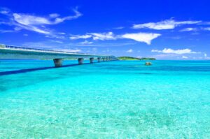 コバルトブルーの海と青空に広がる沖縄の古宇利大橋