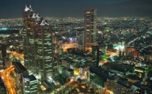 新宿パークタワーや東京オペラシティが立ち並ぶ西新宿のビル群と煌めく街の夜景