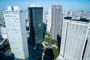 東京都庁の展望室から見下ろす新宿住友ビルや三井ビルなど西新宿の超高層ビル群
