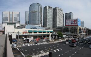 品川駅高輪口の駅舎と駅前ロータリー、背後に広がるオフィスビル群