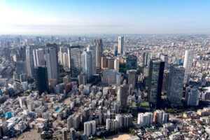 東京都庁やコクーンタワーが立ち並ぶ西新宿の超高層ビル群を上空から撮影した俯瞰景観
