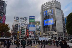 大型ビジョンが立ち並ぶ渋谷スクランブル交差点とQFRONT周辺の風景