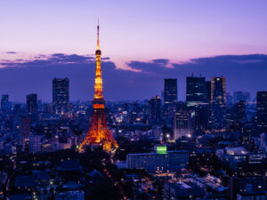 ライトアップされた東京タワーと夕暮れ時の都市夜景