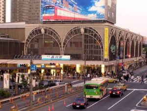 品川駅高輪口の駅舎と駅前の街並み